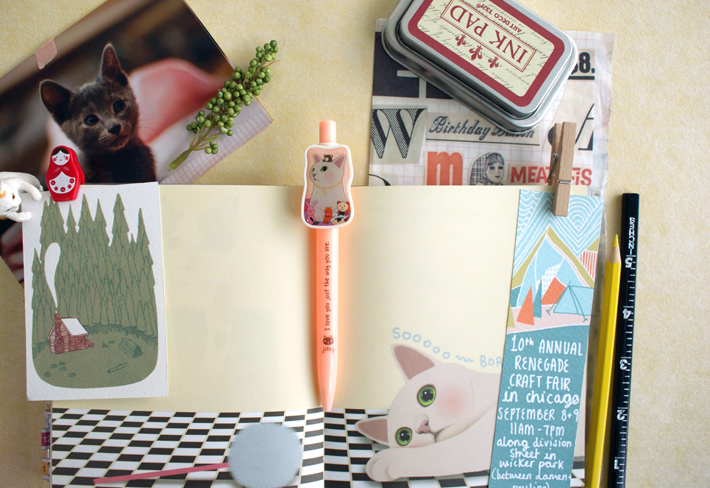 キュートなグレイの猫ちゃんが目をひく♪<br>便利なボールペン！<br>マスコット部分には、<br>キラキラが入っていてとってもキュート✨