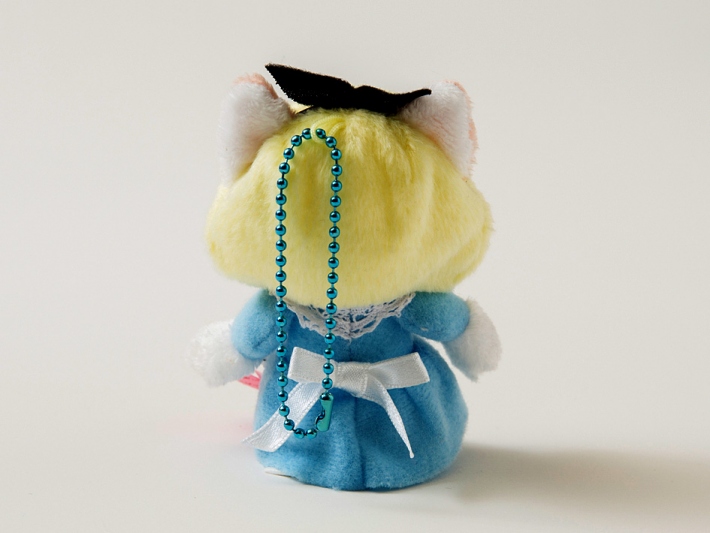 背中にリボン♪後姿もぬかりなしのかわいさ!頭にはブルーのボールチェーン付きです。