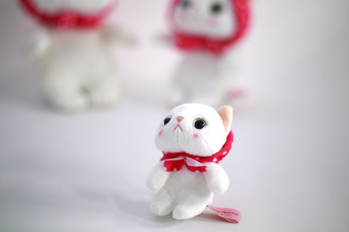 ずきんを脱がせると、こんなお顔に。<br>ただし、のどのところは縫いつけてあります。