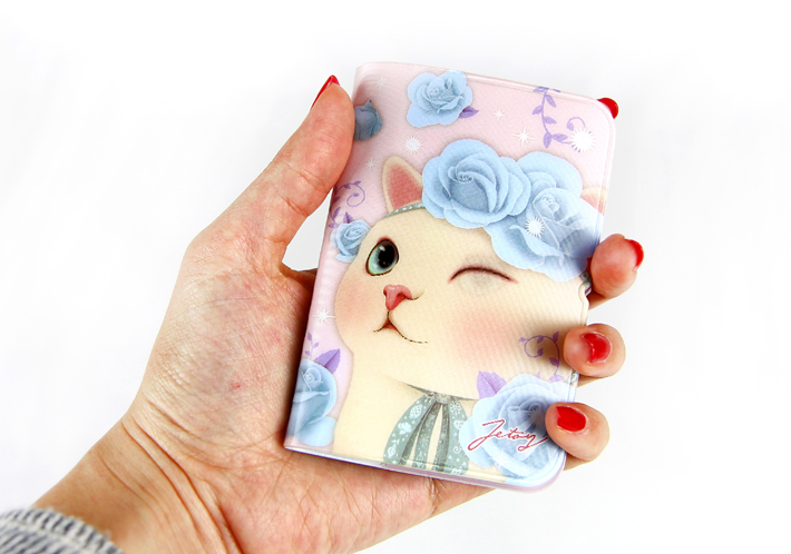 おもわず、持ち歩きたくなるかわいさ♪<br>ブルーローズの表情もあどけなくてかわいい！