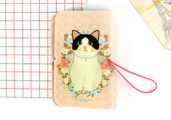 裏には、白黒猫が全面に描かれています♪<br>お花もデザインされていて、<br>ラブリーな雰囲気がかわいいです♪