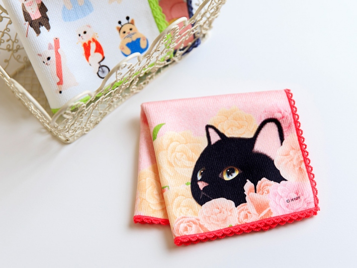 ピンクのベースカラーに真っ黒でカワイイchoo choo!<br>細かな模様まで美しい日本オリジナルのタオルハンカチ♪