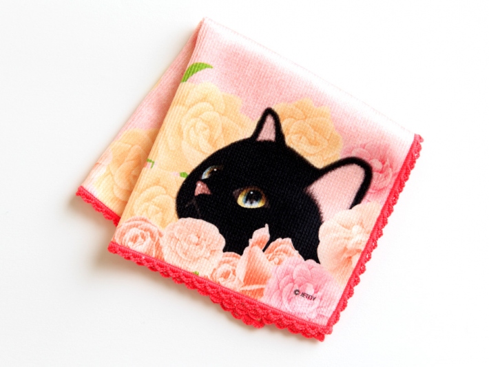 四つ折りにするとこんな感じに♪<br>バランスよくちょうど黒猫が見えるるようになっています☆