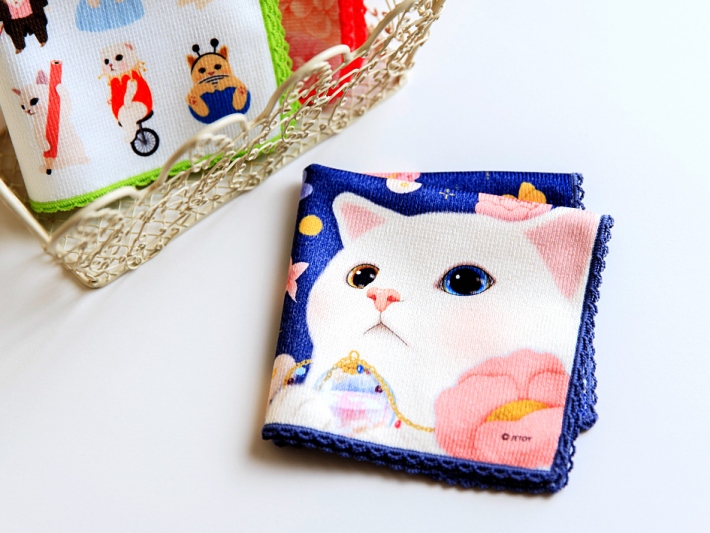 繊細なレース柄が上品でかわいい♪<br>四つ折りのどこを見せても絵になる、こだわりのデザイン😊