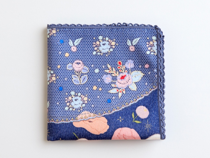 まるで夢の中のような幻想的なデザイン⭐<br>見ているだけで癒やされる、<br>繊細で美しい模様のタオルハンカチ♪