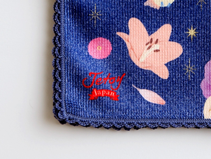 左下にロゴが入っています。<br>アクセントにもなる赤い「Jetoy Japan」のロゴは、日本オリジナルのしるし♪