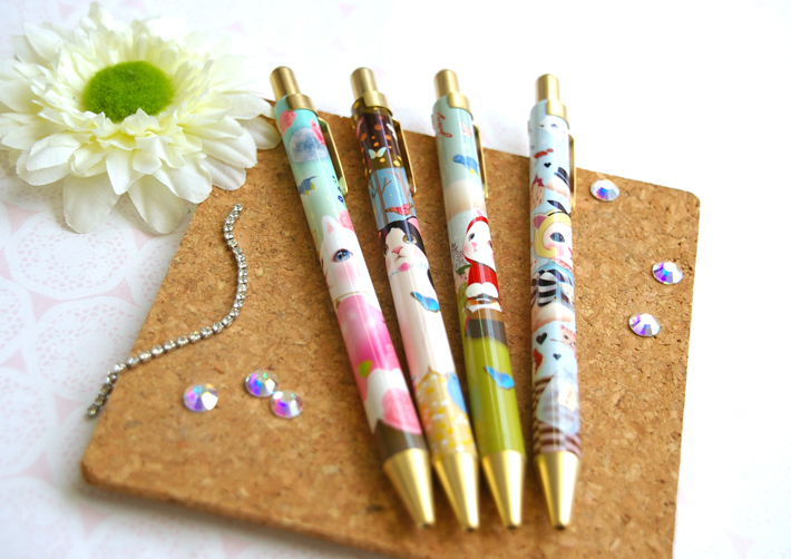 猫のオリジナルボールペンはほかにも♪<br>かわいいデザインがいっぱい💕<br><a href="https://www.choochoo.jp/is?q=%E3%82%AA%E3%83%AA%E3%82%B8%E3%83%8A%E3%83%AB%E3%83%9C%E3%83%BC%E3%83%AB%E3%83%9A%E3%83%B3&and_or=0&price_range_start=&price_range_end=&category=&sort=0&limit=12&display_item_count_search_button=">★猫のオリジナルボールペンの<br>　他のデザインもチェック♪</a><br>※売り切れ、廃番の柄もございます。