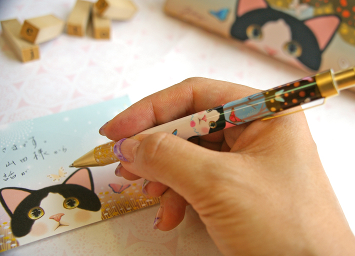 程よい太さで、しっかりと握りやすく<br>書きやすいシンプルなボールペンです♪