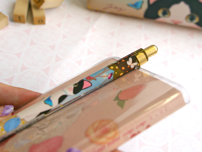 クリップがついているので、<br>手帳やノートを持ち歩くのにも便利♪