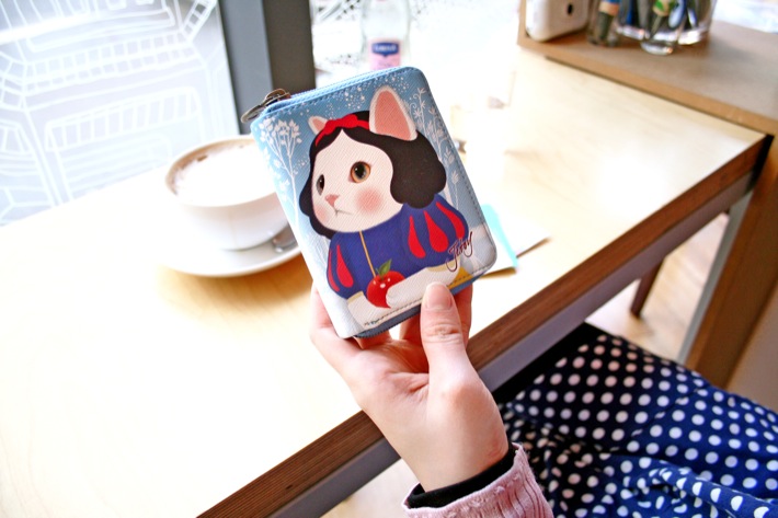 高級感がある見た目がグッド！<br>白雪姫ネコが大きくデザインされた<br>かわいすぎるカードケース(^^)