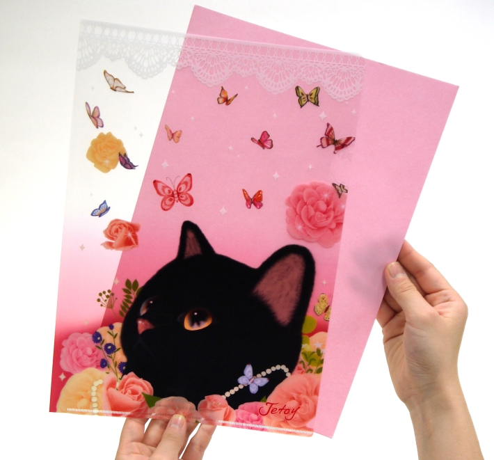 ピンクのバラとチョウに囲まれた<br>黒猫がかわいい♡「クリアフォルダー」です！