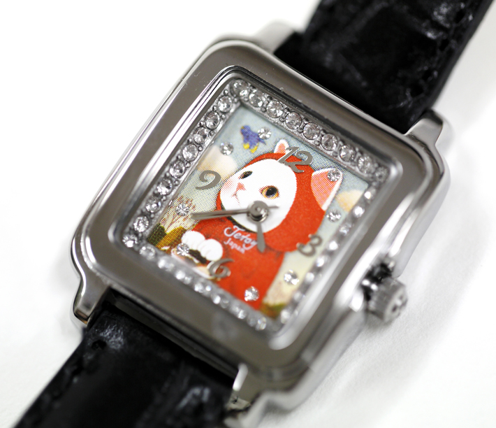 赤ずきん猫をぐるりと飾る<br>スワロフスキーが、派手過ぎず<br>シックで素敵な仕上がりです♪