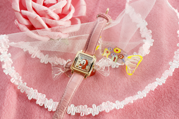 choo chooでも大人気の<br>赤ずきんをモチーフにした<br>フェイスが特徴的な腕時計！<br><br>ピンクゴールドのケースと<br>ピンクのベルトが大人かわいい💕