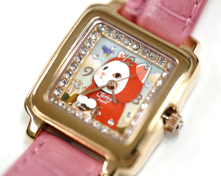 赤ずきん猫をぐるりと飾る<br>スワロフスキーがキラキラ✨<br>腕時計を見るたびに気分が上がりそう！
