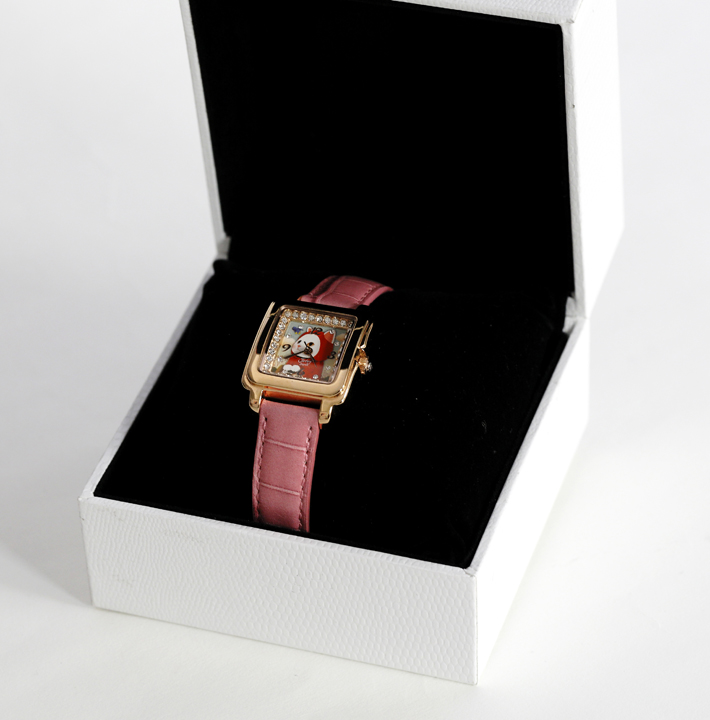 特別な箱を開けると、choo choo腕時計がきらり✨<br>プレゼントにも喜ばれるパッケージです🎁