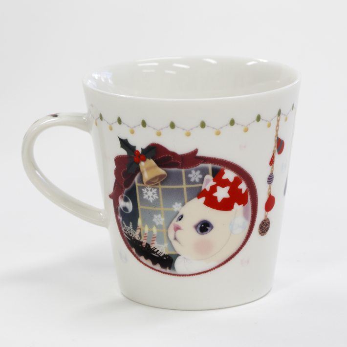 窓の外の雪景色を<br>興味津々にのぞいている<br>白猫choo choo♪<br>お部屋もクリスマス仕様に<br>飾り付けられています☆