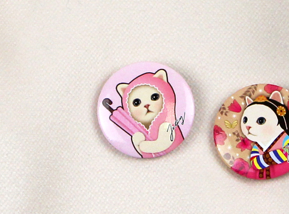 猫の缶バッジS 雨ふり｜猫グッズ・猫雑貨のchoo choo本舗