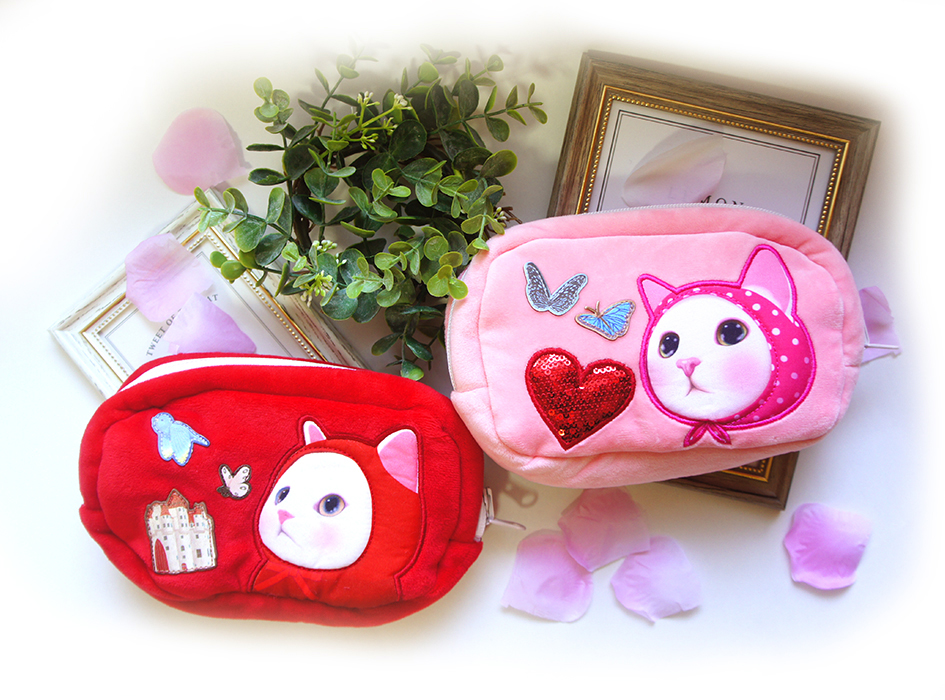 裏がえすと違うデザインになっちゃう💖<br>リバーシブルで楽しめる！！<br>かわいさ２倍の「ふわふわリバーシブルポーチ」<br>ふわふわな手触りもオススメポイントです💕