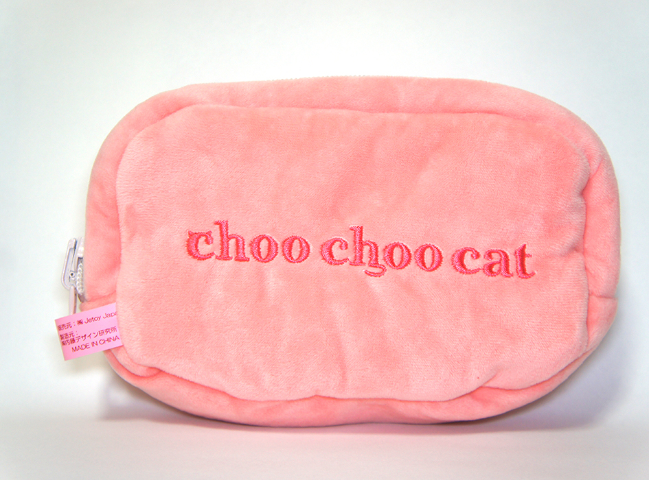 裏には、刺繍でchoo choo cat と書かれています♪<br>猫耳やしっぽなどを<br>イメージした字体で<br>とってもかわいらしいですよね！◎