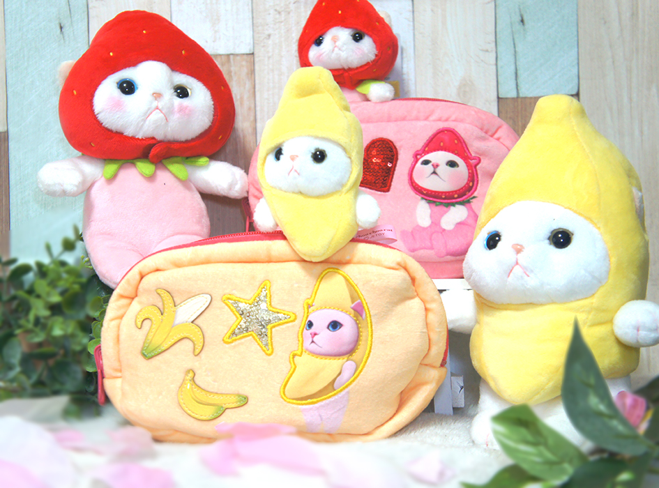 裏がえすと違うデザインになっちゃう💖<br>人気のフルーツ柄2種がリバーシブルで楽しめる🍌🍓<br>かわいさ２倍の「ふわふわリバーシブルポーチ」<br>ふわふわな手触りもオススメポイントです💕