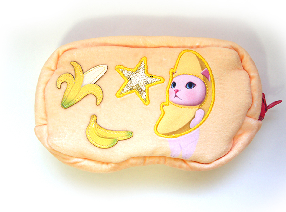 ひっくり返すと、<br>バナナ猫を中心に<br>かわいいモチーフがたくさん🍌<br>ワッペンでデザインされているので<br>立体感があるのもいいですね♪