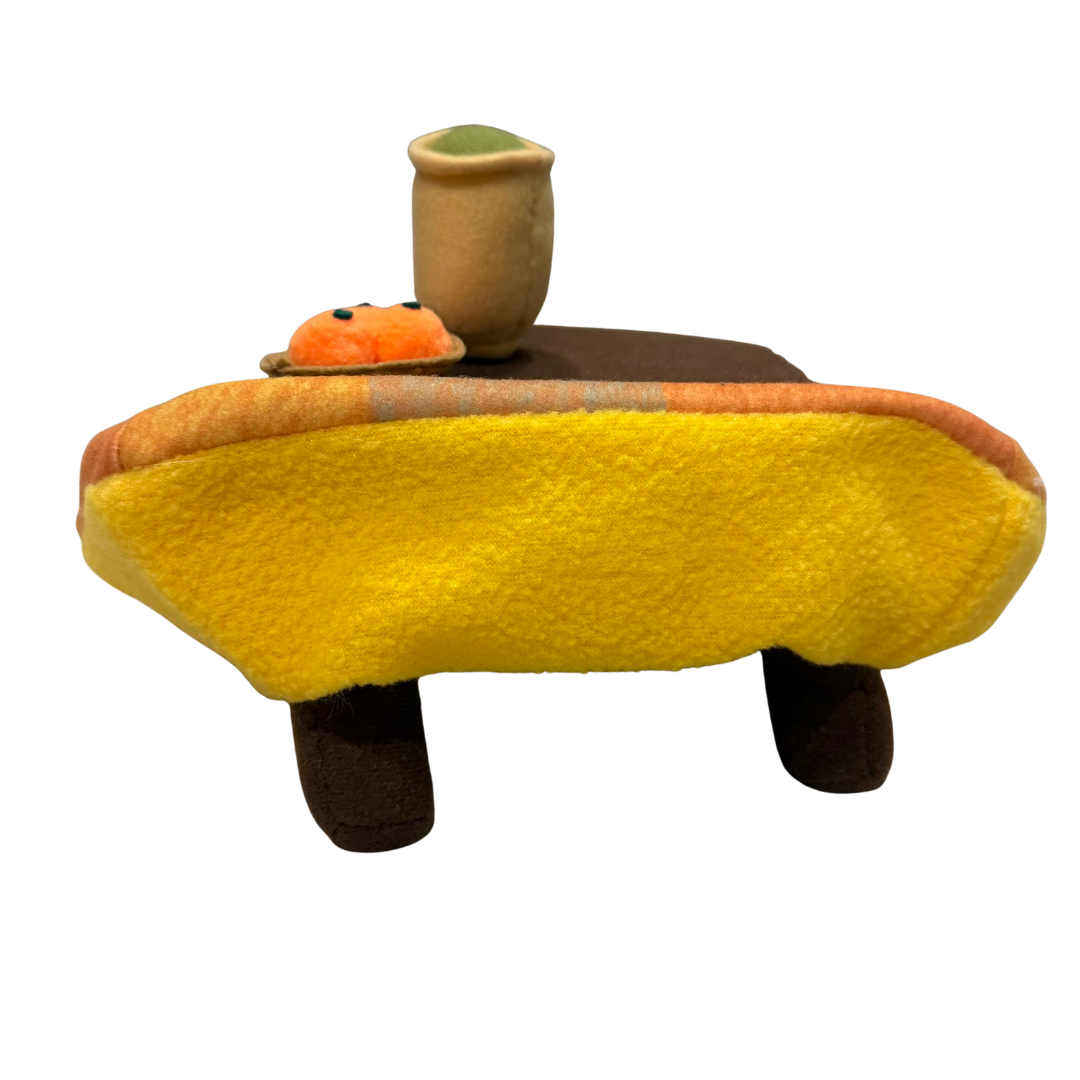 こたつはしっかり足もついています♪<br>お茶とみかんは、下にマジックテープがついているので<br>好きな場所に置けます！