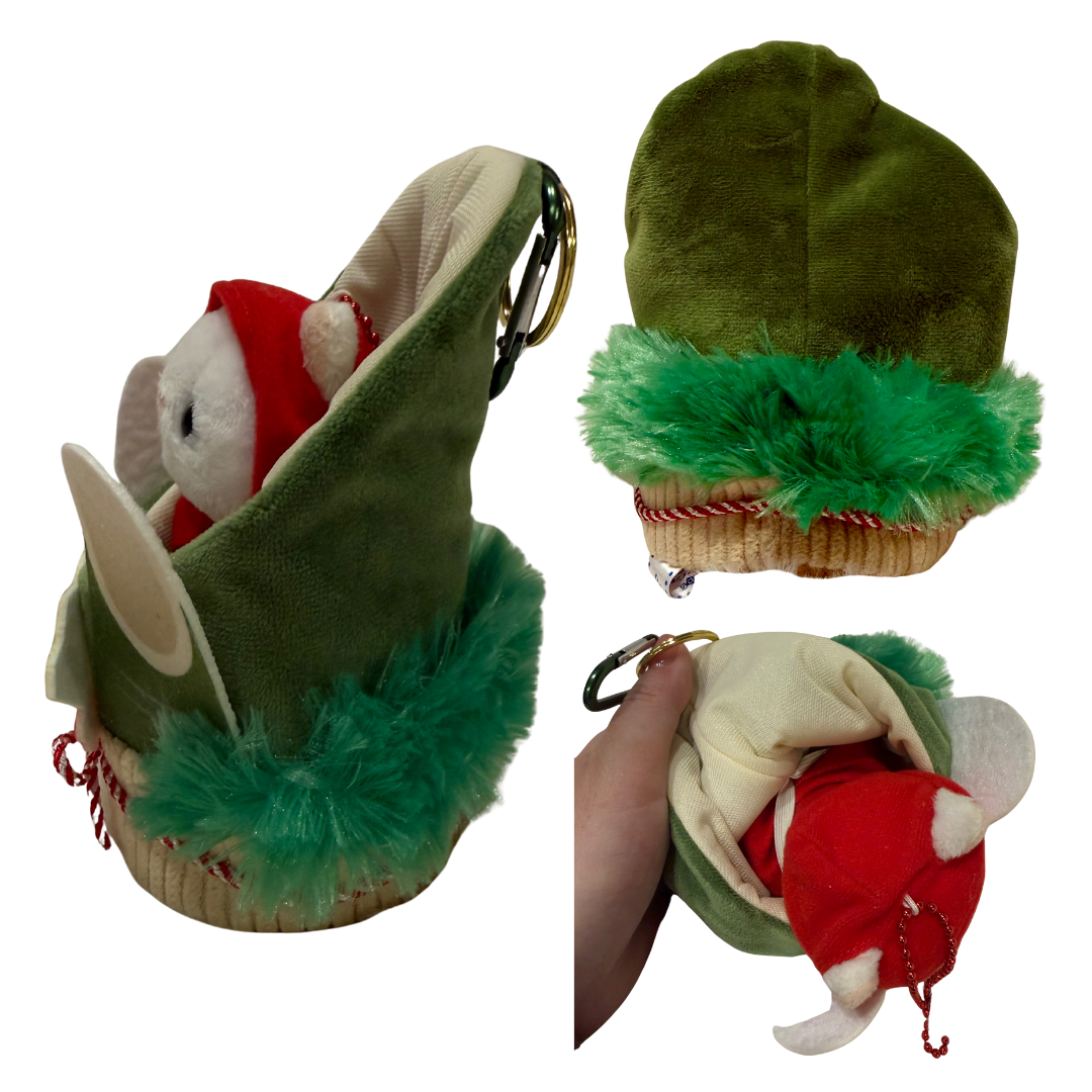 <A Href="https://www.choochoo.jp/i/AX025">【猫のぬいぐるみ　赤ずきん　マスコット】</a>が<br>門松に変身 しました🎍😽<br>おでかけ時にぬいぐるみが外れないように<br>ゴムもついています♪