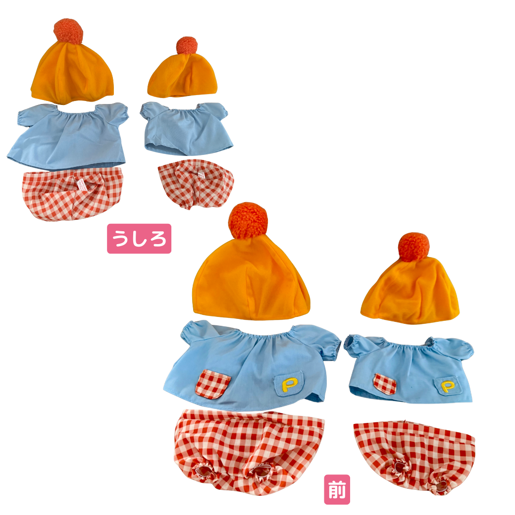 ポンポン付きのかわいい黄色い帽子<br>ポケット付きの水色のスモック<br>オレンジチェックのパンツの3点セットです💛
