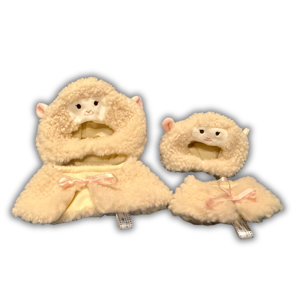 頭の部分は後ろのマジックテープで<br>調整ができます。<br>ケープはリボンで調整可能です💛