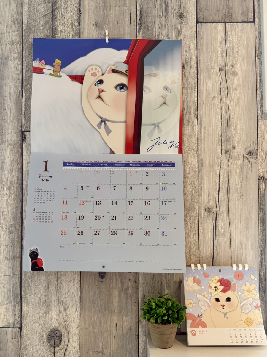 卓上カレンダーと一緒にお部屋に飾るとこんな感じ♪<br><a href="https://www.choochoo.jp/i/AXDIT026">「猫の卓上カレンダー2026（日本製）」はこちら♪</a>