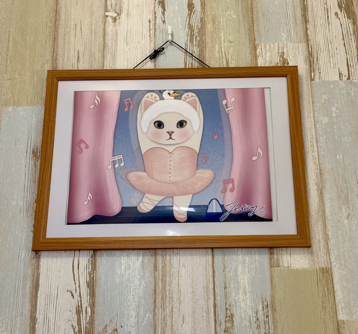 上部のイラスト部分を半分に折って、額に入れてみました♪<br>素敵なアートに大変身しちゃいます！<br>カレンダーとして使った後も、長く楽しめちゃいます💕