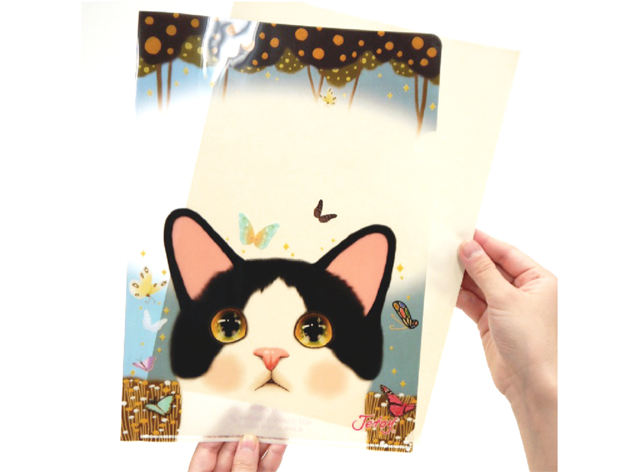 幻想的な雰囲気に、たたずむ白黒ちゃんがかわいい♡<br>A4サイズ対応の「クリアフォルダー」<br>プリントや書類が見やすく、整理もスムーズにできそう！