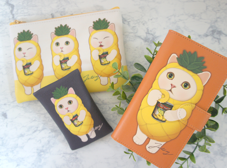 choo chooを持ち歩こう！<br>パイナップル猫の<br>手帳型スマホケースです♪<br><br>撮影で使用しているアイテムはこちら<br><a href="http://www.choochoo.jp/i/PH238">猫のスリムポーチ4　パイナップル</a><br><a href="http://www.choochoo.jp/i/CC088">猫のカードケースチャーム2　パイナップル</a>