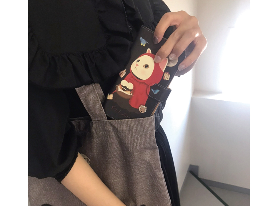 choo choo猫がドーンと<br>デザインされた<br>スマホケースは<br>持ち歩くだけ<br>テンションが上がります！<br><br>※別の絵柄で説明しています。