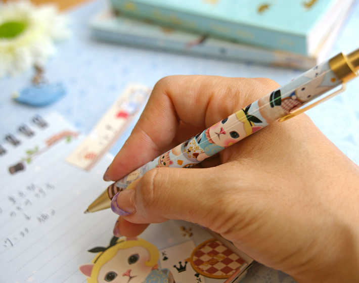 程よい太さで、<br>握りやすくて書きやすい<br>シンプルなボールペンです♪