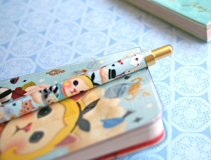 クリップがついているので、<br>ノートや手帳などの<br>持ち歩きにも便利♪