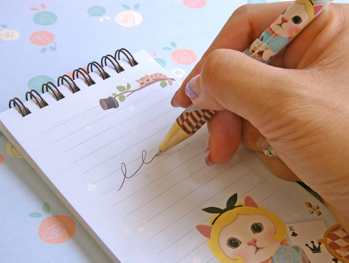 適度な重量感で、<br>書き味もなめらか。