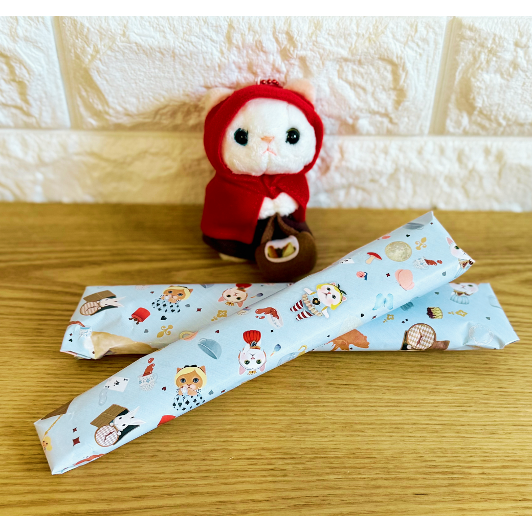 無料プレゼントの「猫のラッピングペーパー　ブルー」で<br>包んでみました🎁一気に素敵なギフトになりました！<br>※写真のぬいぐるみは、こちら<br><a href="https://www.choochoo.jp/i/AX025">猫のぬいぐるみ　赤ずきん マスコット</a></p><br>