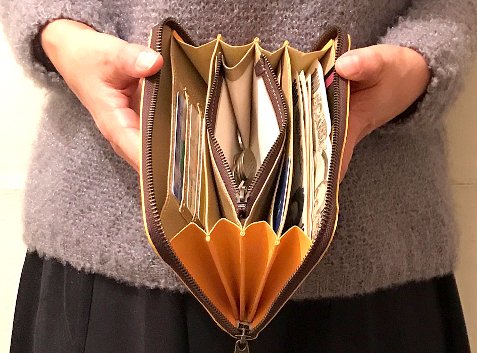 大きく開くので紙幣やカードを取り出しやすい！<br>ファスナータイプなのも使いやすいと好評です😻