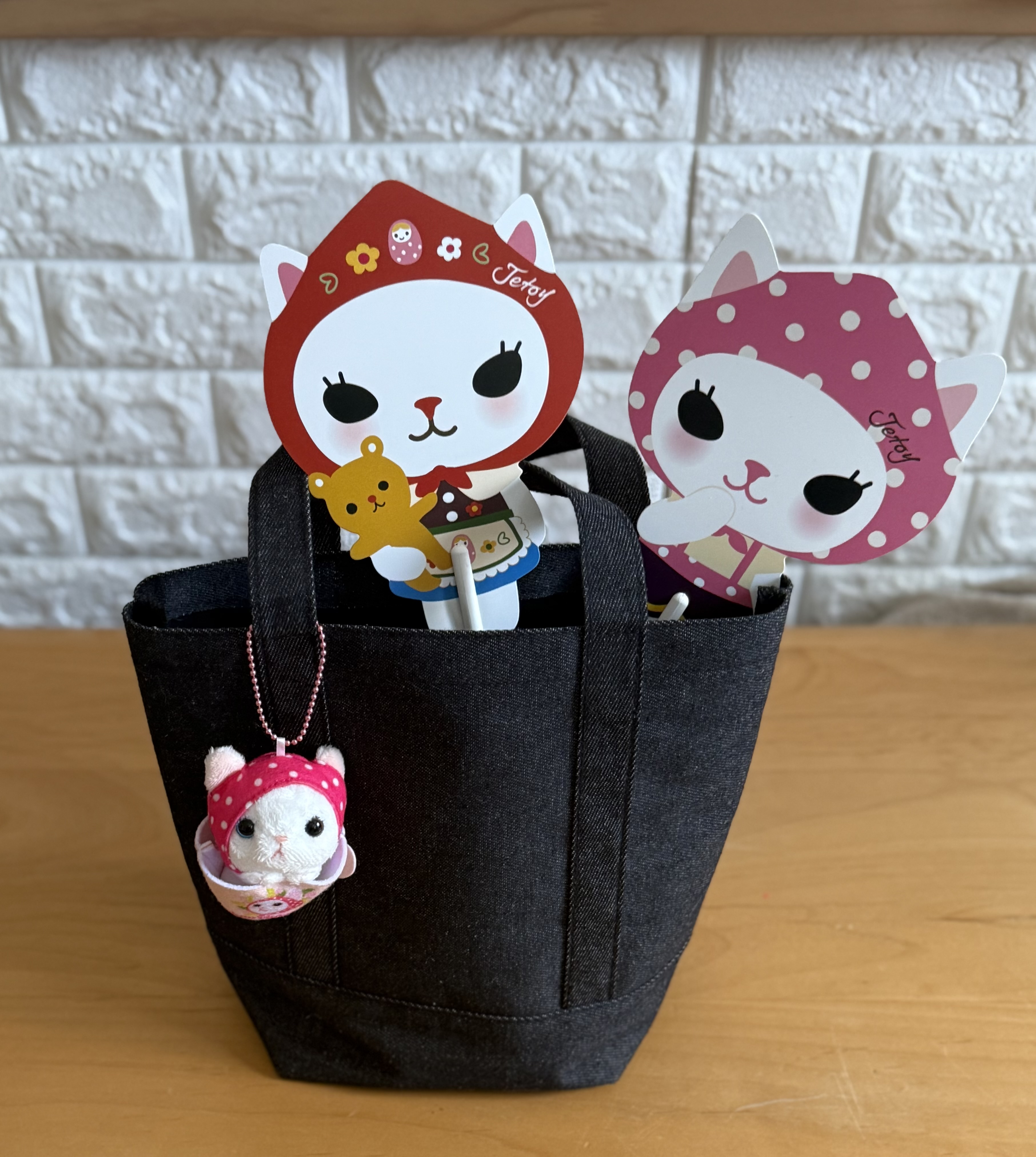 一緒に持ち歩くのもおすすめ！<br><a href="https://www.choochoo.jp/i/UC006">★猫のうちわ chiyoはこちら♪</a><br><br>※バッグについている<a href="https://www.choochoo.jp/i/AX203"><br>★猫のカップマスコット　ピンクずきんはこちら♪</a>
