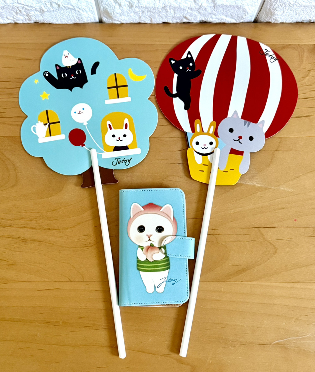 スマホケースと並べて撮ってみました♪<br>サイズ感のご参考にしてね！<br>※スマホケースはiPhone12mini用を使用しています。<br><a href="https://www.choochoo.jp/i/JJMO026">猫のスマホケース 手帳型　ピーチはこちら♪</a>